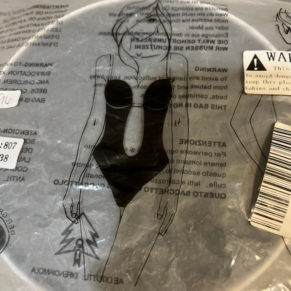 Plunge bodyshaper bra with detachable straps NWOT. - Picture 6 of 6